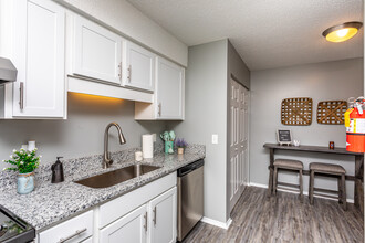 The Avery at Auburn Apartments in Auburn, AL - Building Photo - Interior Photo