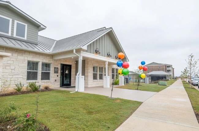 Whispering Pointe Apartments in San Marcos, TX - Building Photo - Building Photo