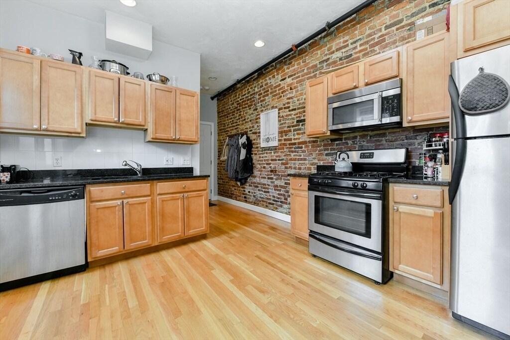 158 Cottage St in Boston, MA - Building Photo