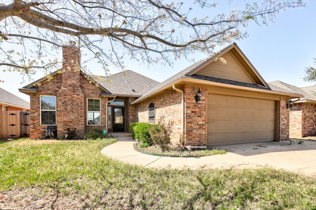 9016 NW 75th St in Yukon, OK - Building Photo