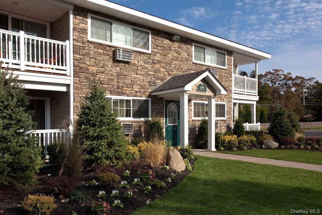 60 Johnson Ave in Sayville, NY - Building Photo