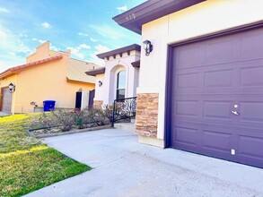 512 Otero Dr in Laredo, TX - Building Photo - Building Photo