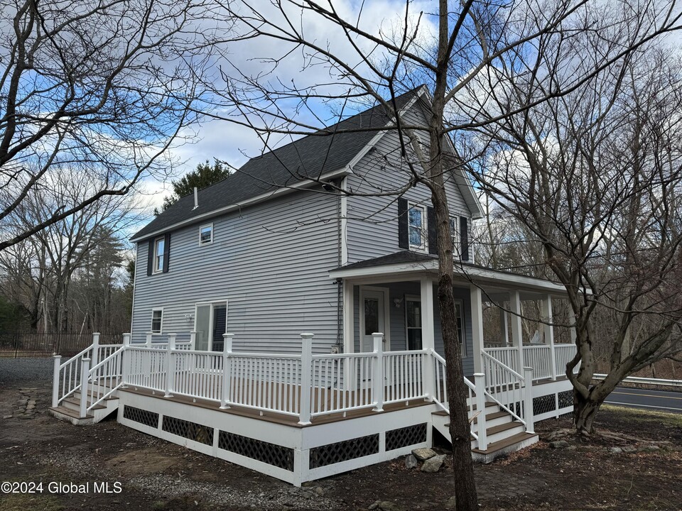 196 Font Grove Rd in Slingerlands, NY - Building Photo