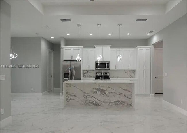 2011 NW 10th Pl in Cape Coral, FL - Building Photo - Building Photo