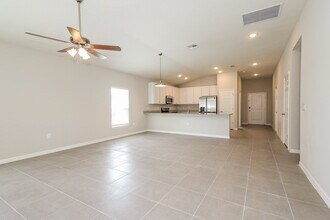 1660 Redfin Dr in Poinciana, FL - Foto de edificio - Building Photo