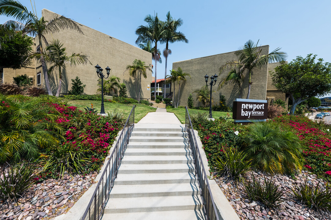 Newport Bay Terrace in Newport Beach, CA - Foto de edificio