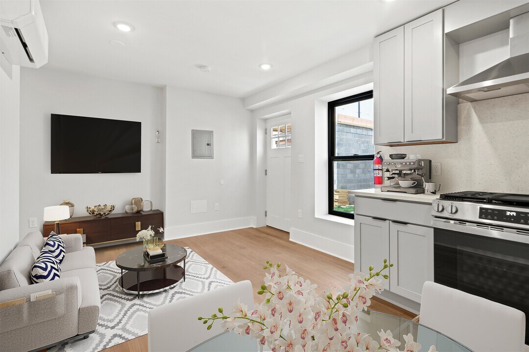 13 Manhattan Ave in Jersey City, NJ - Building Photo