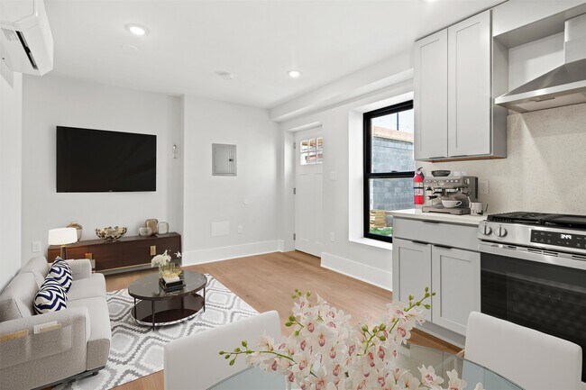 13 Manhattan Ave in Jersey City, NJ - Building Photo - Building Photo