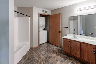 Cedar Pointe Apartment Homes LLC in St Augusta, MN - Foto de edificio - Interior Photo