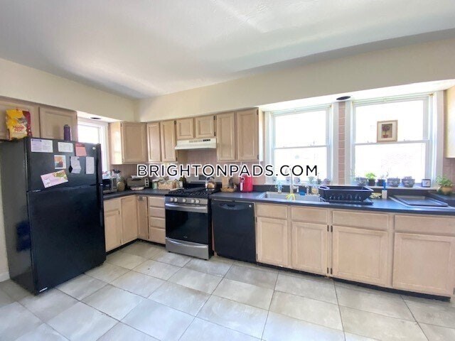 75 Claymoss Rd in Boston, MA - Building Photo