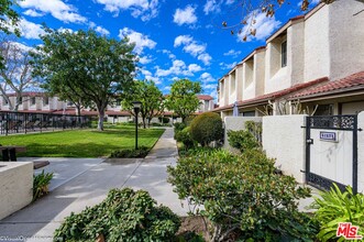 18140 Oxnard St in Los Angeles, CA - Building Photo - Building Photo