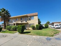 38734 Larkin Ave, Unit 2 in Palmdale, CA - Foto de edificio - Building Photo