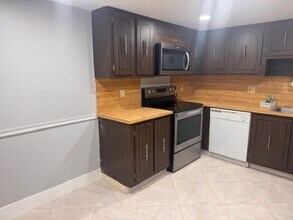 16300 Golf Club Rd, Unit 208 in Weston, FL - Building Photo - Building Photo