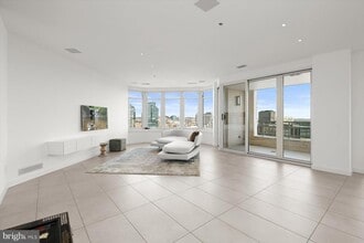 100 Harborview Dr in Baltimore, MD - Building Photo - Building Photo