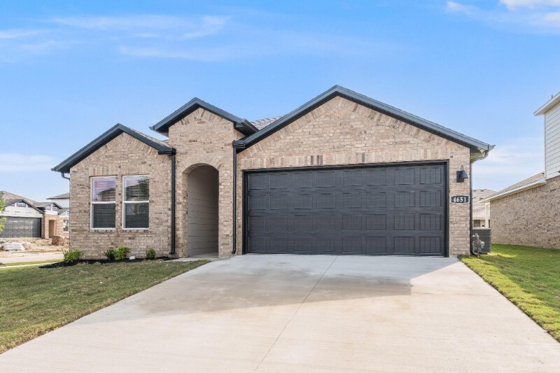 4651 W Aurora St in Fayetteville, AR - Building Photo