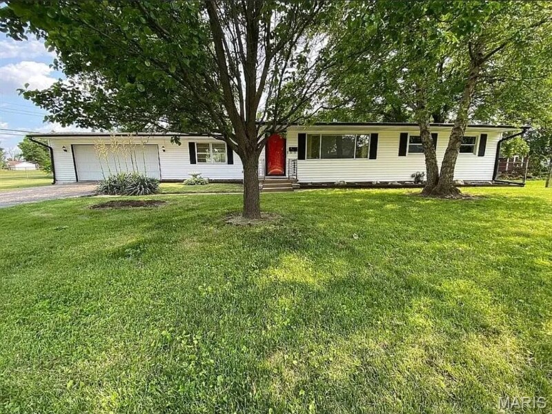 300 Sauget Ave in Sauget, IL - Building Photo