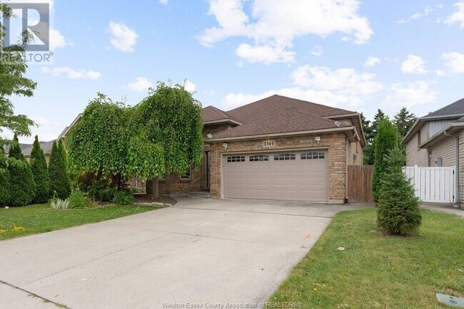 1544 Imperial Crescent in Windsor, ON - Building Photo - Building Photo