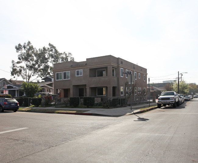 4554-4556 Kingswell Ave in Los Angeles, CA - Building Photo - Building Photo