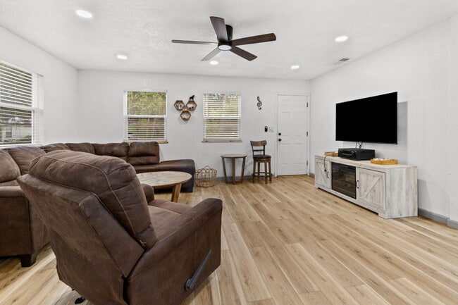 2725 NW 44th Pl in Gainesville, FL - Foto de edificio - Building Photo