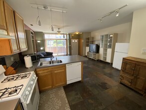 2442 W Fillmore St, Unit 1 in Chicago, IL - Foto de edificio - Building Photo
