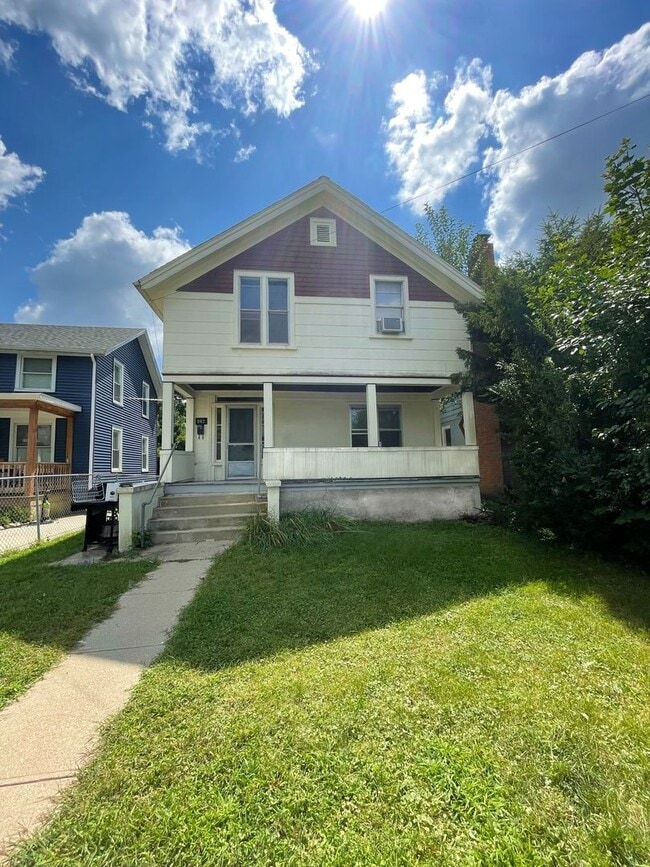 property at 942 Woodlawn Ave