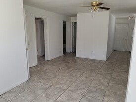 424 Camellia Dr in Winter Haven, FL - Building Photo