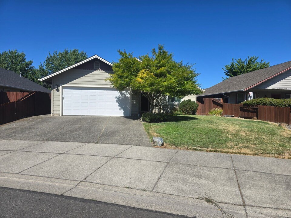 2650 SW Esther Ln in Grants Pass, OR - Building Photo