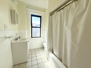 1855 Beacon St, Unit 2 in Brookline, MA - Foto de edificio - Building Photo