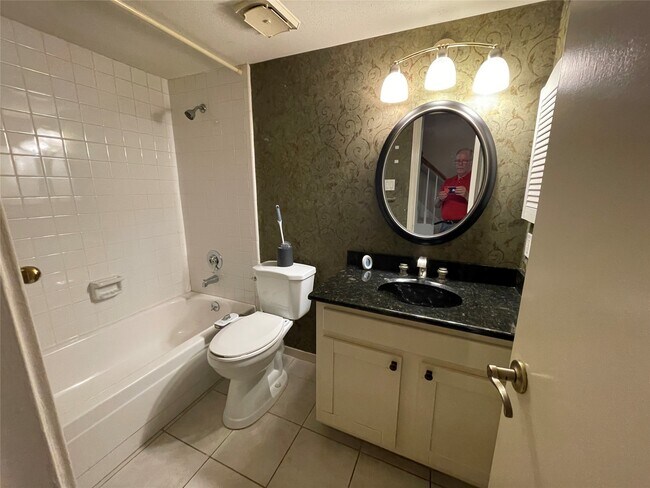 1721 W Sam Houston Pkwy S in Houston, TX - Building Photo - Building Photo