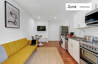 Exquisite ROOM at The Kensington House, Unit 2 in Brooklyn, NY - Foto de edificio - Building Photo