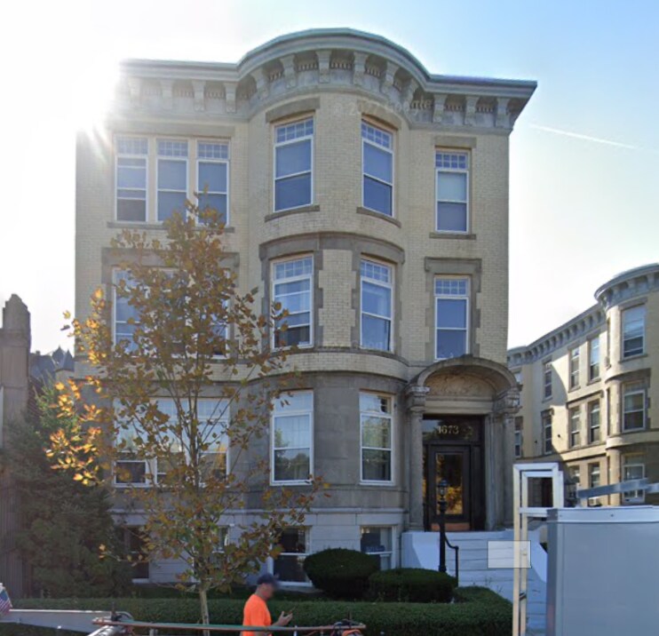 1677 Beacon St, Unit 2 in Brookline, MA - Foto de edificio