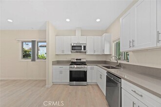 1409 N Hobart Blvd-Unit -103 in Los Angeles, CA - Building Photo - Building Photo