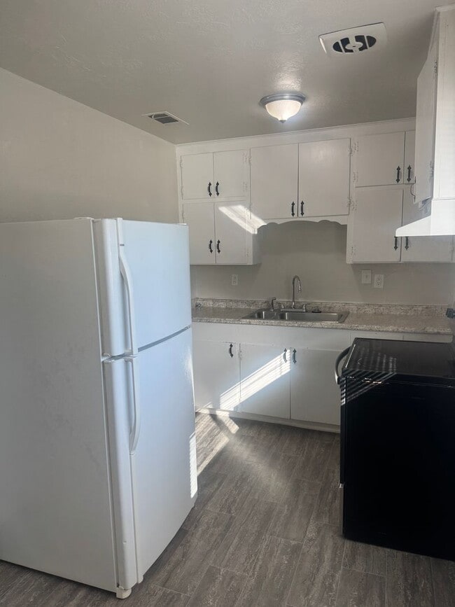 2851 Reservoir Ln in Redding, CA - Building Photo - Building Photo