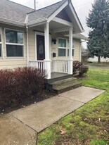 1020 NE 12th St in McMinnville, OR - Building Photo