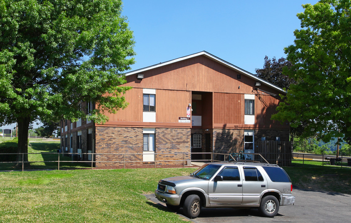 Oliver Plaza in Duquesne, PA - Foto de edificio