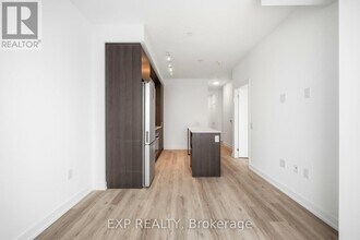 395 Square One Dr in Mississauga, ON - Building Photo - Building Photo