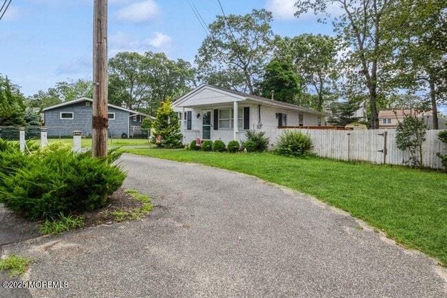 931 Cypress Ave in Brick, NJ - Foto de edificio - Building Photo