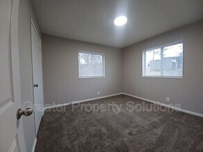 5015 NW Kalivas Cir in Riverside, MO - Building Photo - Building Photo
