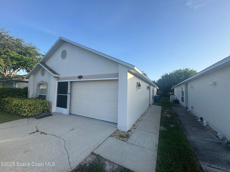 2129 Redwood Cir in Palm Bay, FL - Building Photo