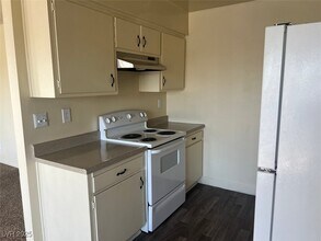 1388 E Desert Inn Rd in Las Vegas, NV - Building Photo - Building Photo