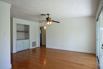 6825 Neff St in Houston, TX - Building Photo - Building Photo