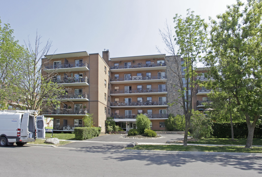 June Street Apartments in Brampton, ON - Building Photo