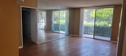 5974 Buckingham Pky, Unit #102 in Culver City, CA - Building Photo - Building Photo