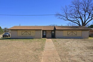 1901 W Wenonah Blvd in Wichita Falls, TX - Building Photo