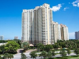19501 W Country Club Dr in Aventura, FL - Building Photo