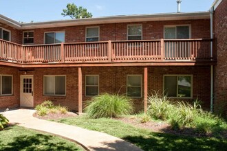 Oakwood Apartments in Kirkwood, MO - Building Photo - Building Photo