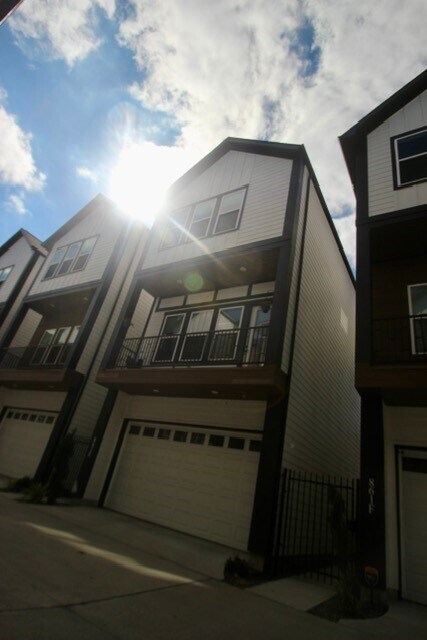 861 Fisher St in Houston, TX - Building Photo