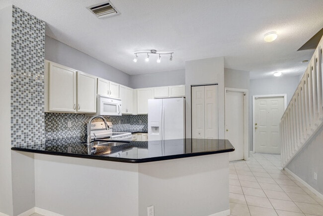 6987 Oak Bridge Ln in Greenacres, FL - Foto de edificio - Building Photo