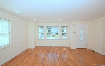 74 Firwood Rd in Port Washington, NY - Building Photo - Building Photo