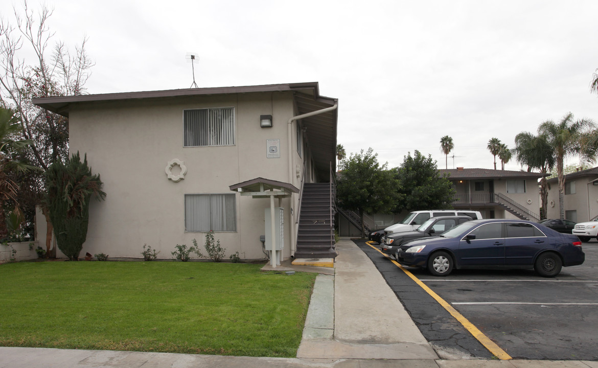 Las Palmas Apartments in Riverside, CA - Building Photo